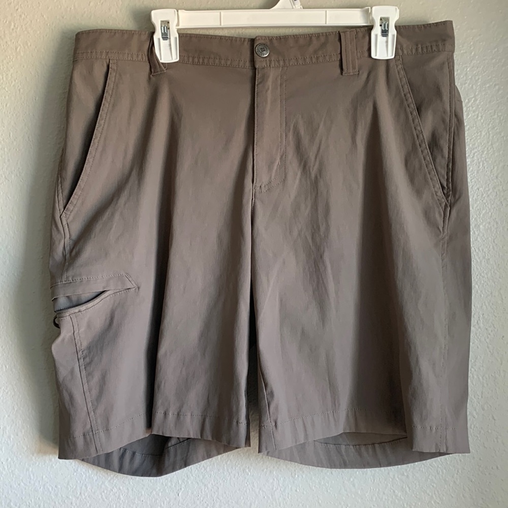 COLUMBIA BRAND! Mens moisture wicking cargo shorts